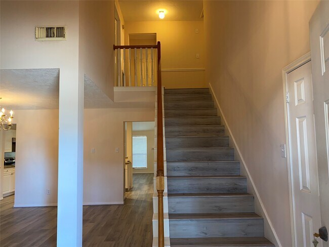 Building Photo - 215 W New Meadows Dr