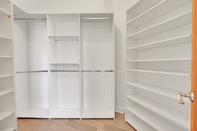 Building Photo - $2,350.00 - 1 Bed 1 Bath Condo with Centra...