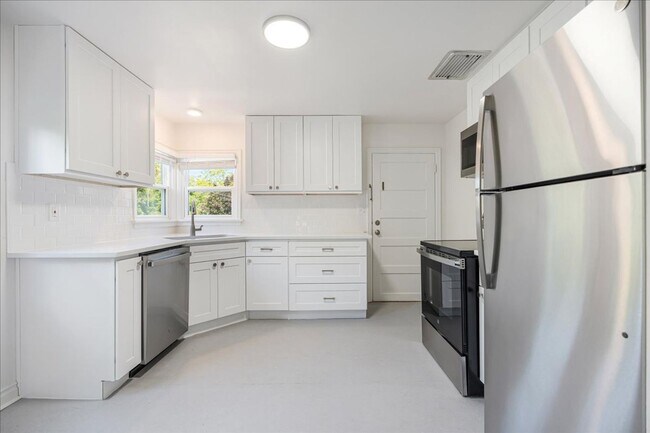 Building Photo - Sweet & Charming 2/1 Home Available Immedi...