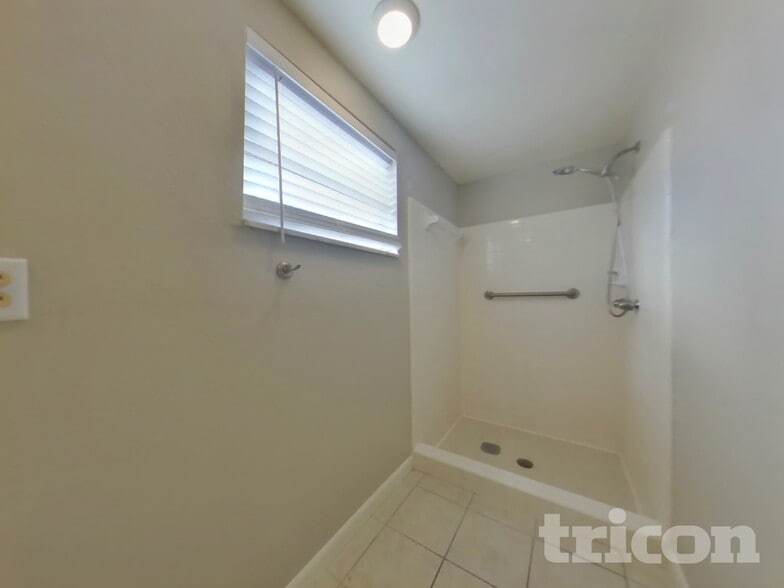 Building Photo - 2432 Breakwater Cir