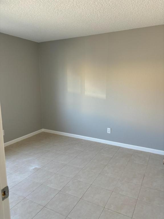 Building Photo - 3913 Mission Dr
