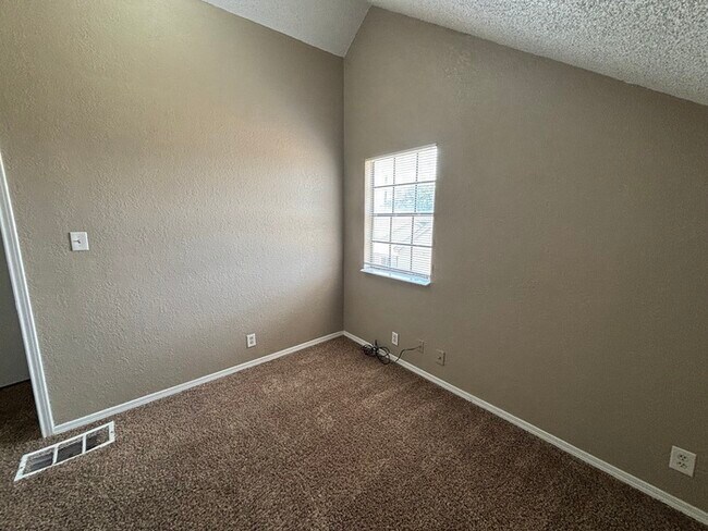 Building Photo - 3 bed 2 bath home