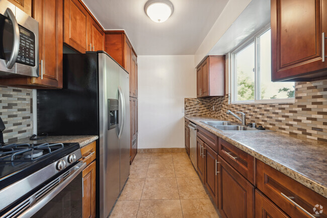 2BR, 2BA - 1000SF - 1033 S Holt Ave