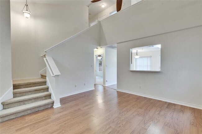 Building Photo - 1008 Balanced Rock Pl