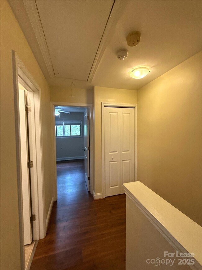 Building Photo - 1207 Green Oaks Ln