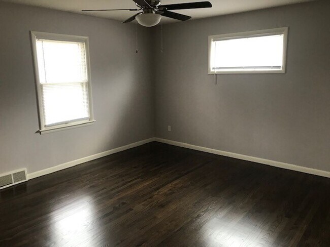 Building Photo - Ward Parkway Duplex Home with 2 Car Garage