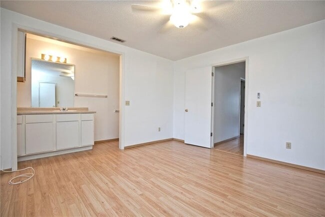 Building Photo - 5905 Sara St