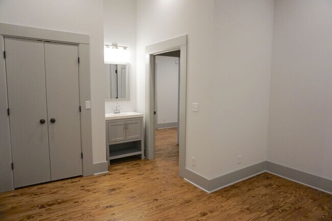 Building Photo - 552 E Liberty