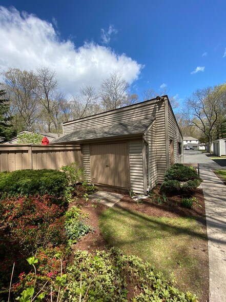 Building Photo - 40 Farmington Chase Cres