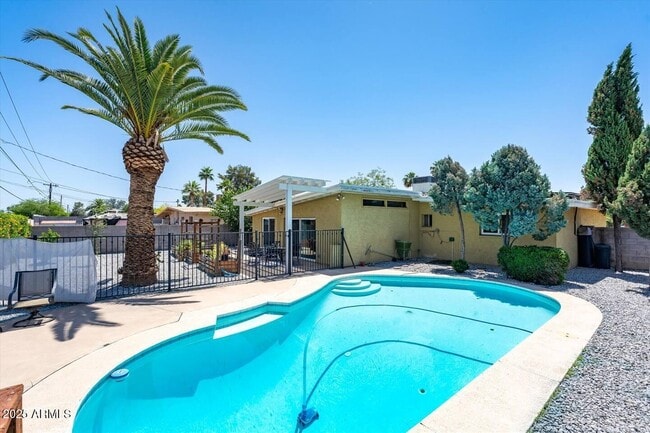 Building Photo - 3802 E Shaw Butte Dr