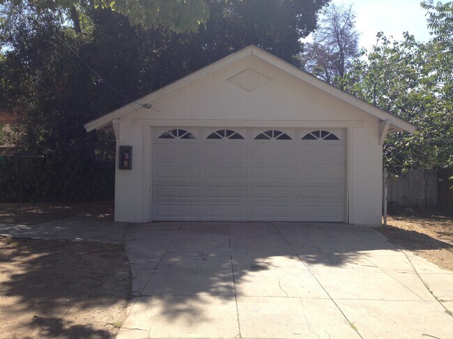 Building Photo - 1115 N Garfield Ave