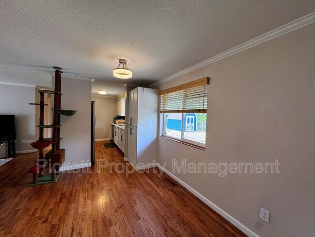 Building Photo - 2270 Madrona Dr SE