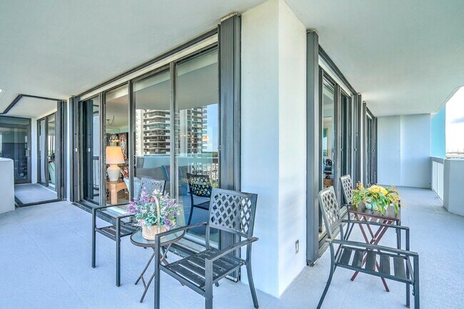 Building Photo - 123 Lakeshore Dr