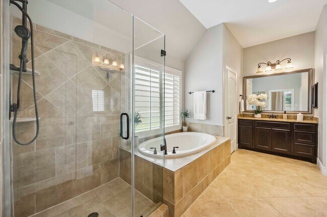 Building Photo - Beautifully maintained 4-beds, 3-bath, 3 c...