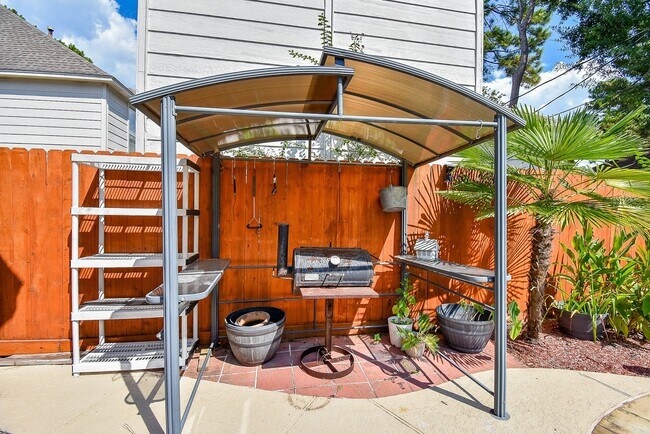 Building Photo - 8315 Mentmore Dr