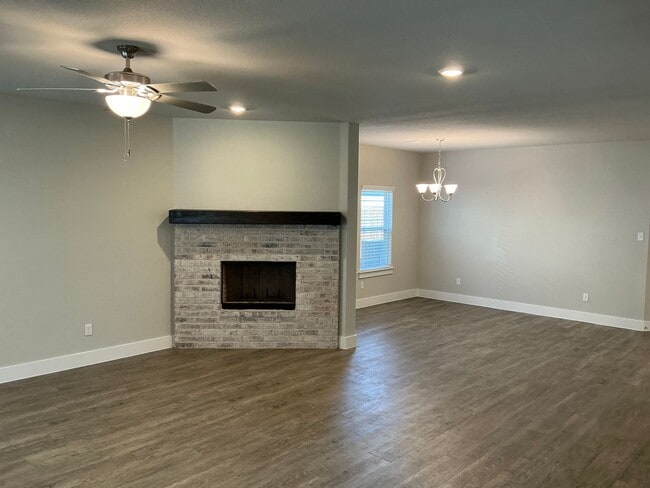 Building Photo - 4/2/2 GODLEY ISD - Two Story Home - Fireplace