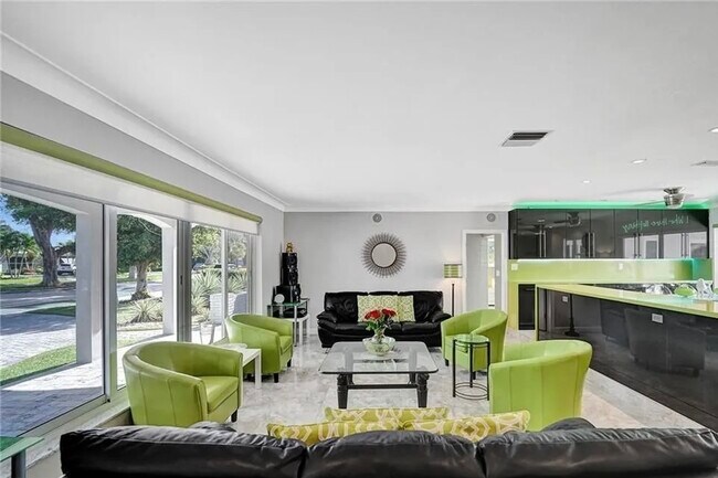 Building Photo - 2830 NE 55th St