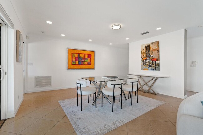 Building Photo - 3080 NE 43rd St