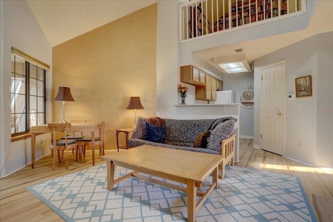 Building Photo - Top Floor FURNISHED 1 Bed/Office/Loft in P...