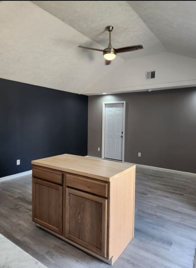 Building Photo - 1009 N Gladstone Ave