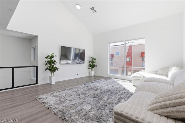 Building Photo - 250 Tower St