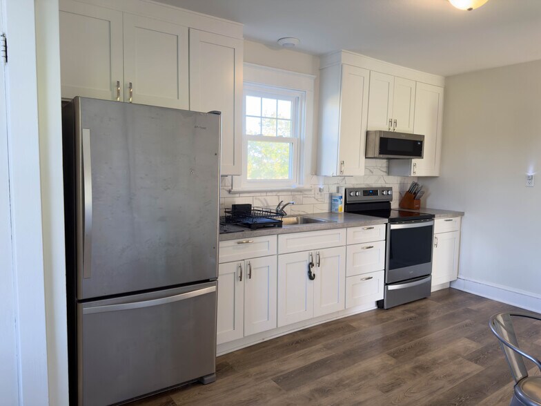 Building Photo - 490 Sumac Rd