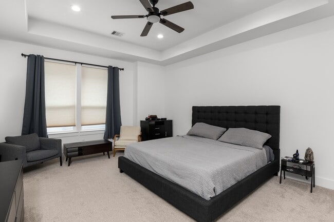 Building Photo - 3030 Live Oak St