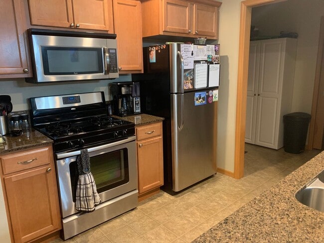 Building Photo - ***PENDING APPLICATION***Modern and stylish 3 bedroom home in Lovely Neighborhood