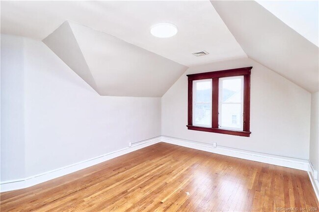 Building Photo - 165 Elm St