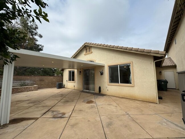 Building Photo - Spacious & Modern 3 Bedroom Home in Beauti...