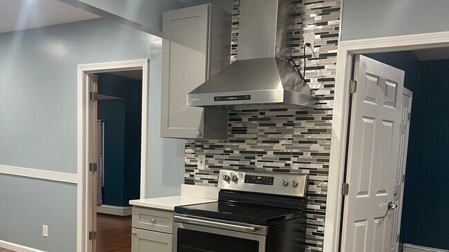 Building Photo - 5 Pinehurst Ave