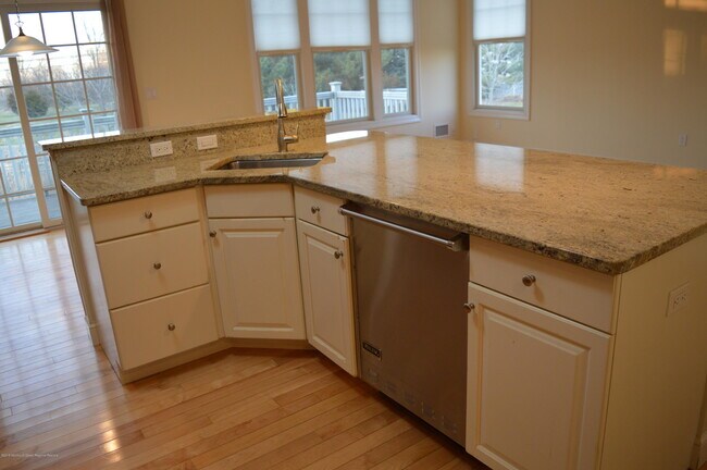 Building Photo - 606 Park Ave