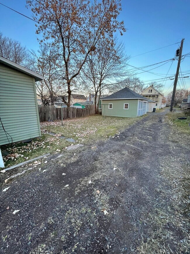 Building Photo - 410 N 52nd Ave W