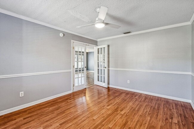 Building Photo - Charming 3-Bedroom Home with Fenced Yard