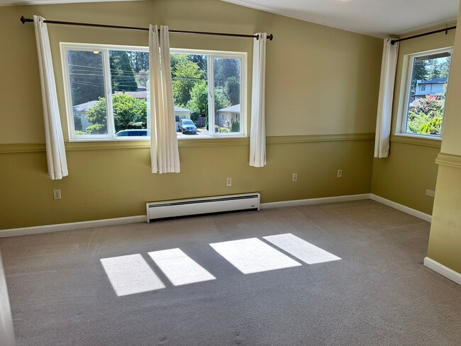 Building Photo - 4Bd/2Ba Bellevue Home