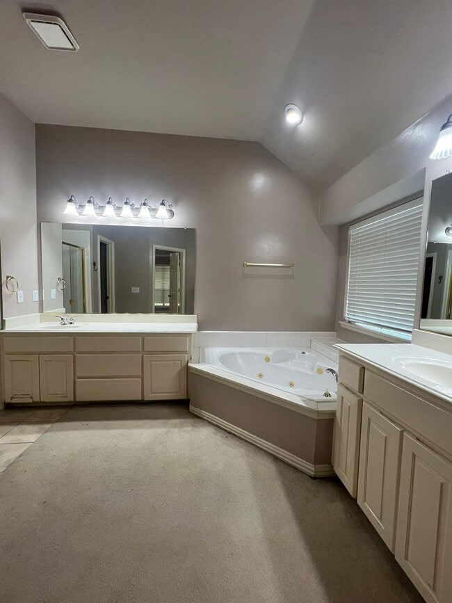 Building Photo - Custom Goodman home in Crimson Ridge w Pool!