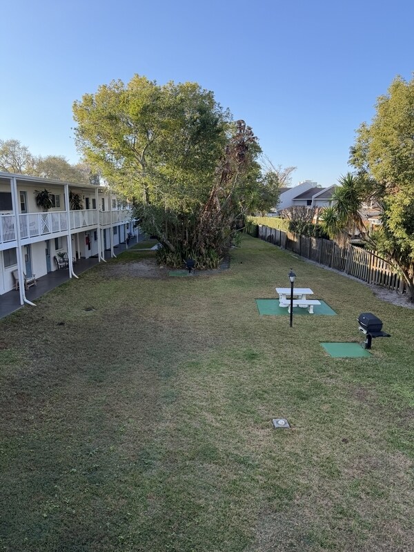 Building Photo - 320 Lakeview St