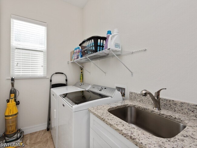Building Photo - 2753 Linda Dr