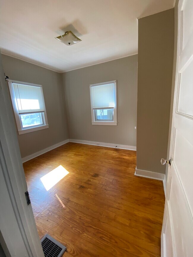 Building Photo - 1502 Debow St