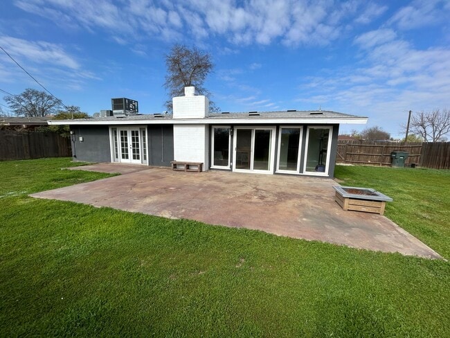 Building Photo - Updated in North Hanford