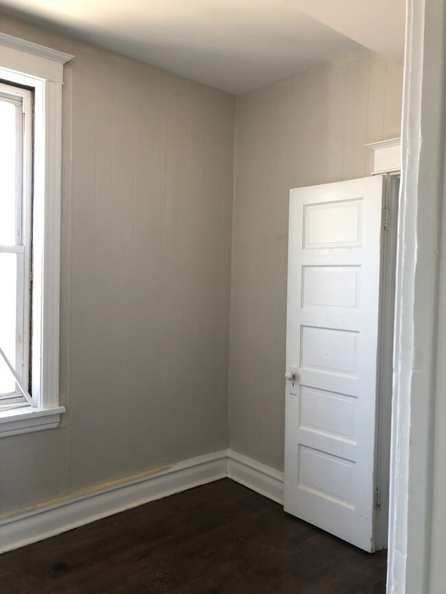 Building Photo - 827 W 33rd Pl