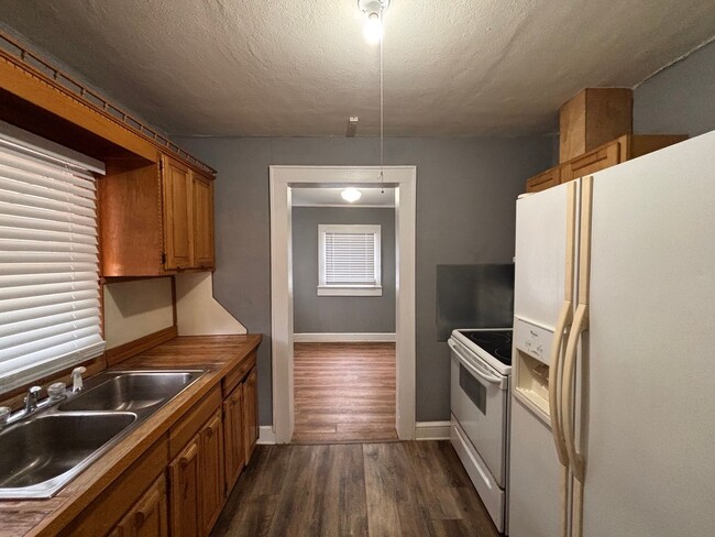 Building Photo - 3 Bedrooms- 1 Bathroom- House in East Rome!