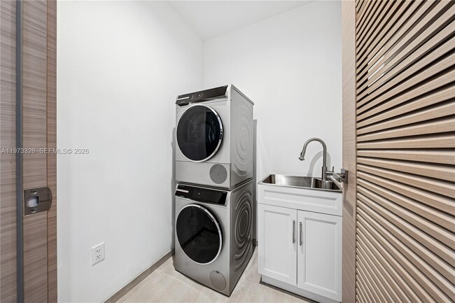 Building Photo - 10281 W Bay Harbor Dr