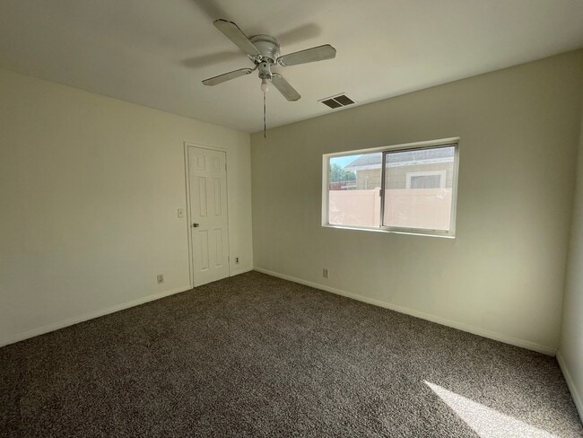 Building Photo - Four Bedroom Two Bathroom Home in Hemet!