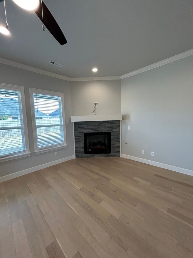 Building Photo - Beautiful Modern Home in Pea Ridge!