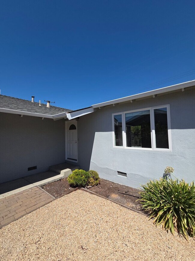 Building Photo - Fantastic 3 Bedroom, 2 Bath home in Santa Clara with upgrades galore!