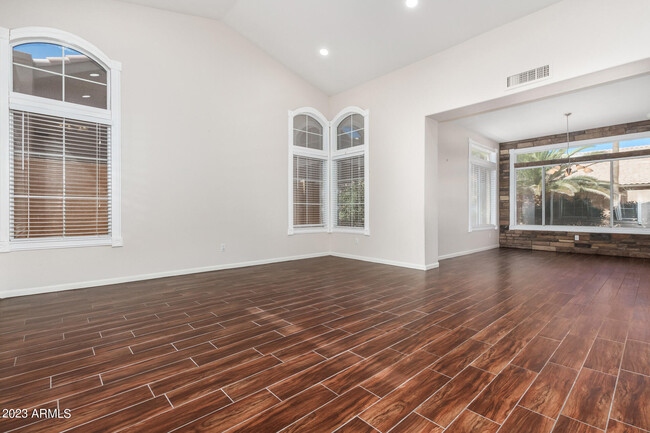 Building Photo - 1638 E Glenhaven Dr