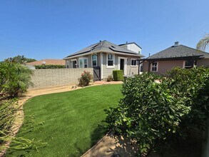 Building Photo - 3BD/2BA w/ Driveway Parking!