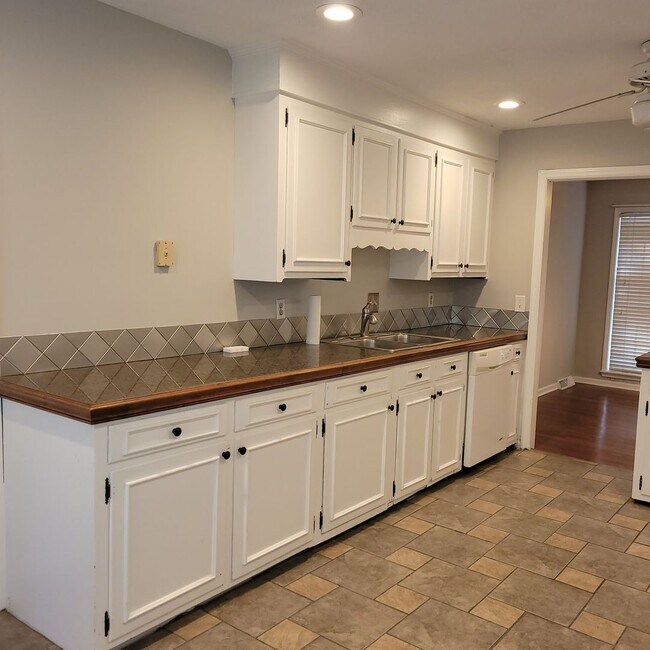 Building Photo - 3 br, 2.5 bath House - 14 Sorento Blvd.