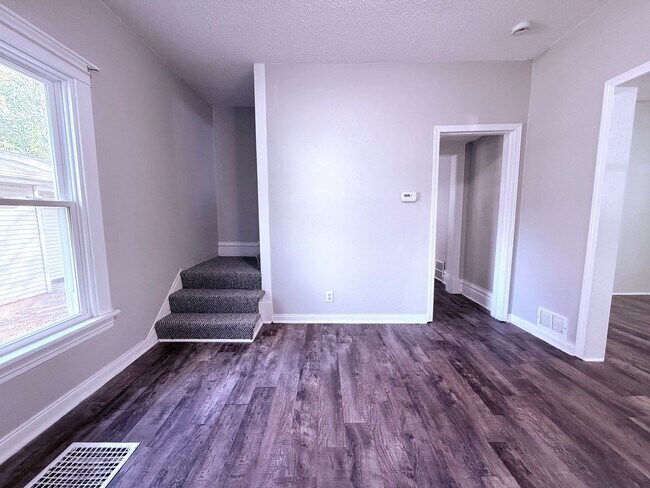 Building Photo - 3-Bed House in Waterloo